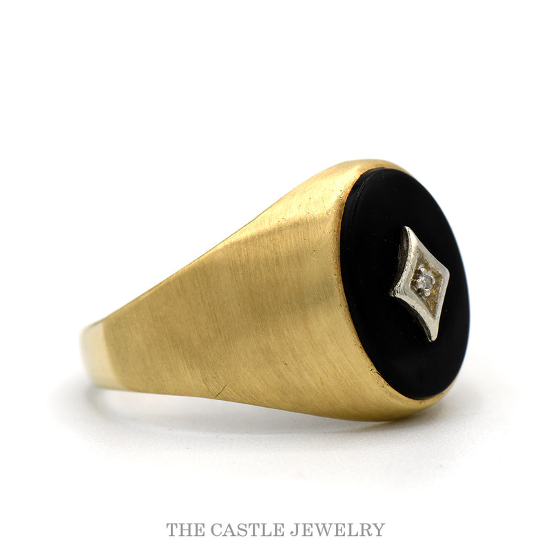 Side profile of the 10k yellow gold onyx ring
