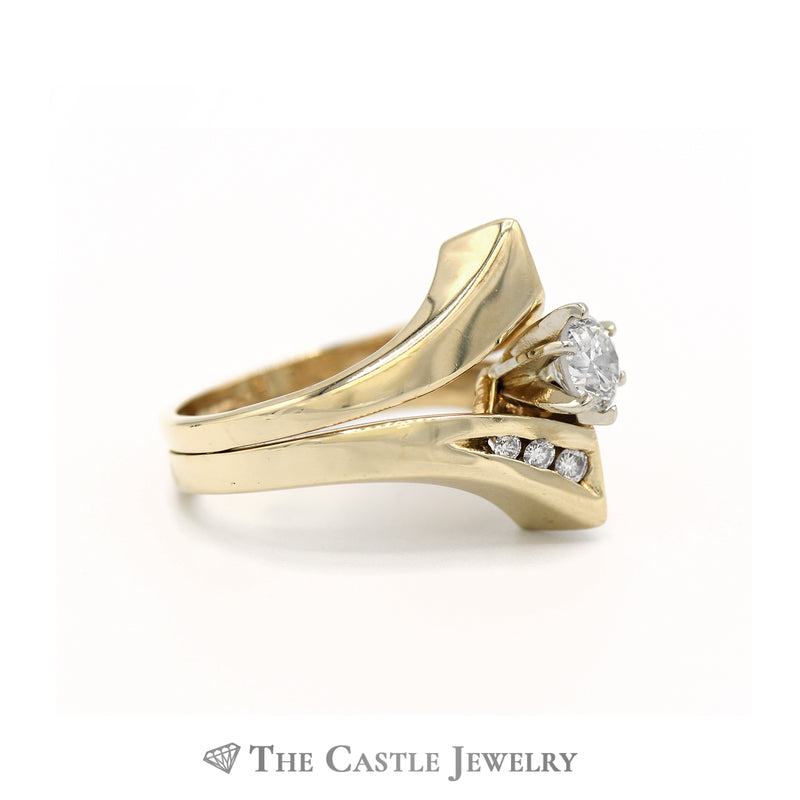 Unique Round Brilliant Cut Bridal Set in 14kt Yellow Gold