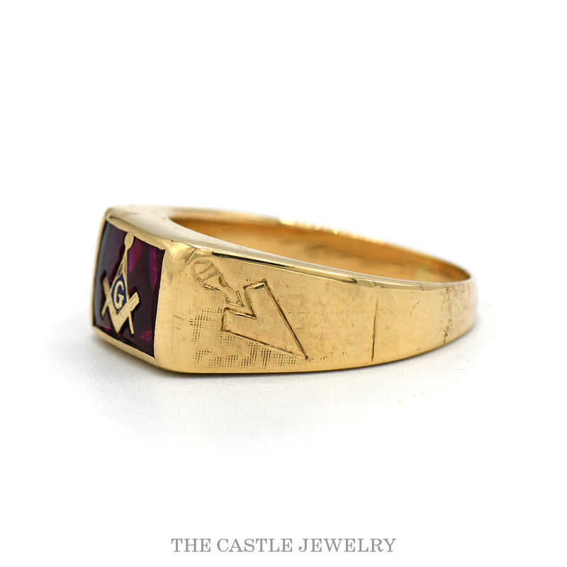 Side profile of the 10k yellow gold Masonic ring