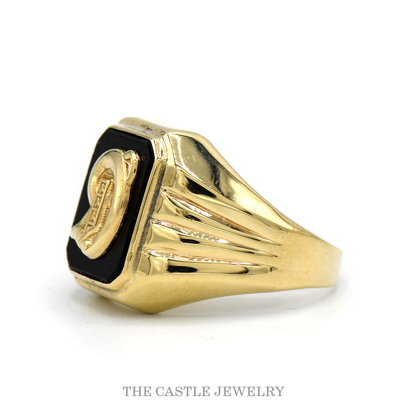 Side profile of the 10k yellow gold onyx D signet ring